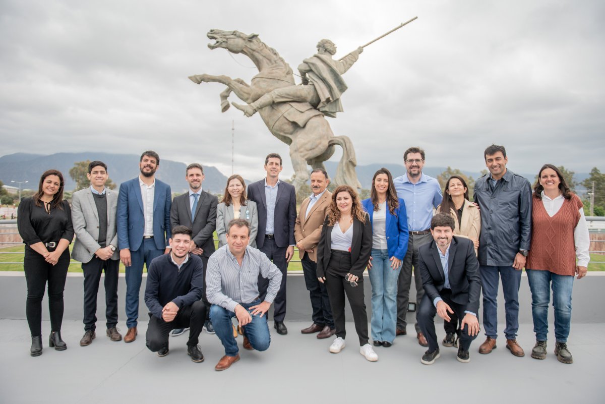 wadodecorrido's tweet photo. En la ciudad de La Rioja, con @quintelaricardo recorrimos la obra del Parque de las Juventudes, un espacio público de cultura, naturaleza y deporte. Y entregamos diplomas a brigadistas del Ejército especializados en manejo y prevención de incendios forestales. https://t.co/j1MOHwKccV