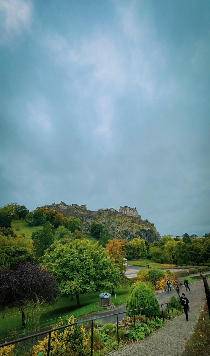 jayanth__gowda's tweet photo. Some stunning view of the Edinburgh Castle 
@Apple 
#shotoniphone #Edinburgh https://t.co/qsGUZze6VJ
