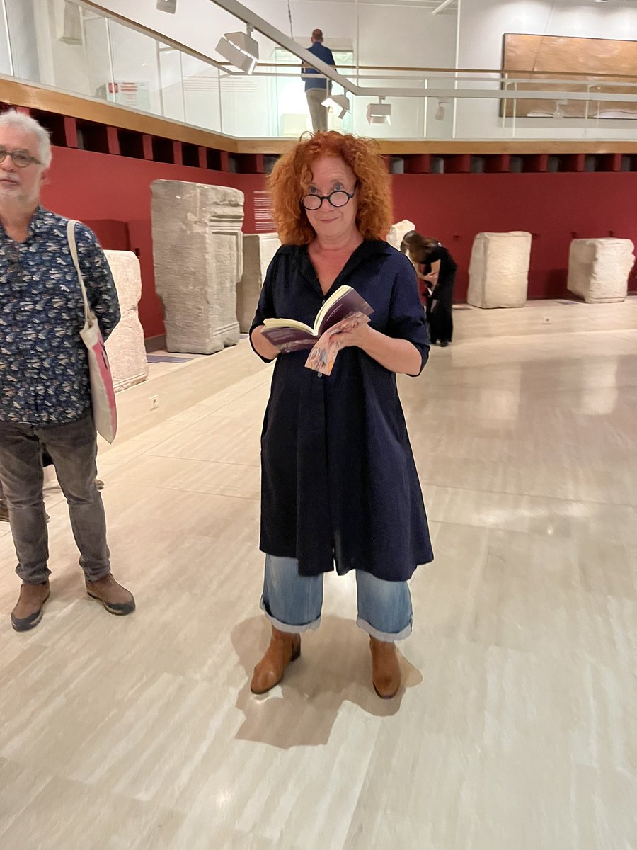 Izaskunarretxe's tweet photo. ‘Vivim feixugament
la passa
que mai no hem gosat fer’ Manuel Forcano.
Avui, amb l’alegria d’haver-lo llegit, d’haver-lo celebrat, col.lectivament. #Arabesc @Ed_proa @macarqueologia https://t.co/McTzh2GJlt