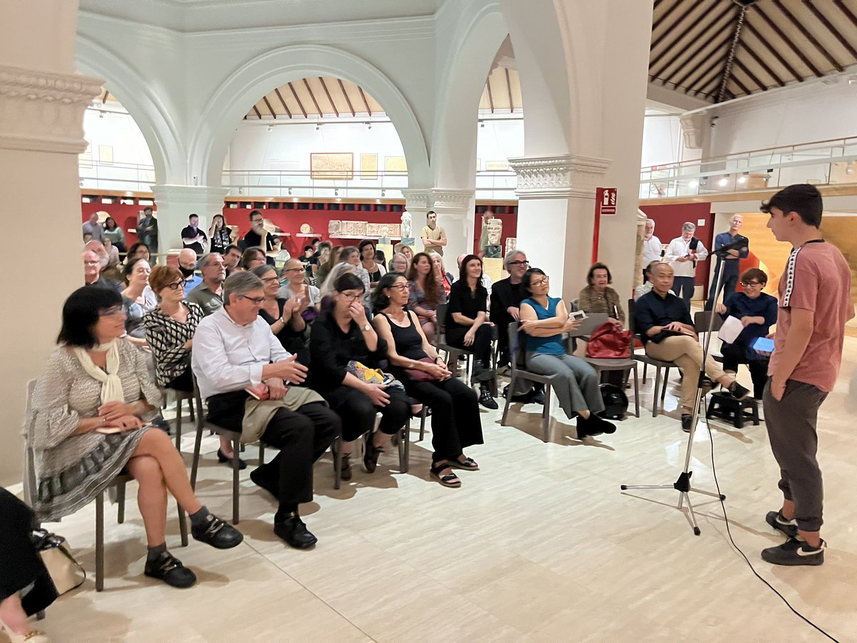Izaskunarretxe's tweet photo. ‘Vivim feixugament
la passa
que mai no hem gosat fer’ Manuel Forcano.
Avui, amb l’alegria d’haver-lo llegit, d’haver-lo celebrat, col.lectivament. #Arabesc @Ed_proa @macarqueologia https://t.co/McTzh2GJlt
