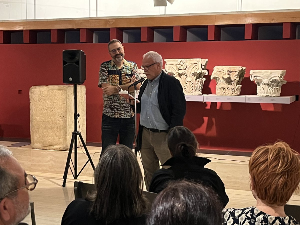 Izaskunarretxe's tweet photo. ‘Vivim feixugament
la passa
que mai no hem gosat fer’ Manuel Forcano.
Avui, amb l’alegria d’haver-lo llegit, d’haver-lo celebrat, col.lectivament. #Arabesc @Ed_proa @macarqueologia https://t.co/McTzh2GJlt