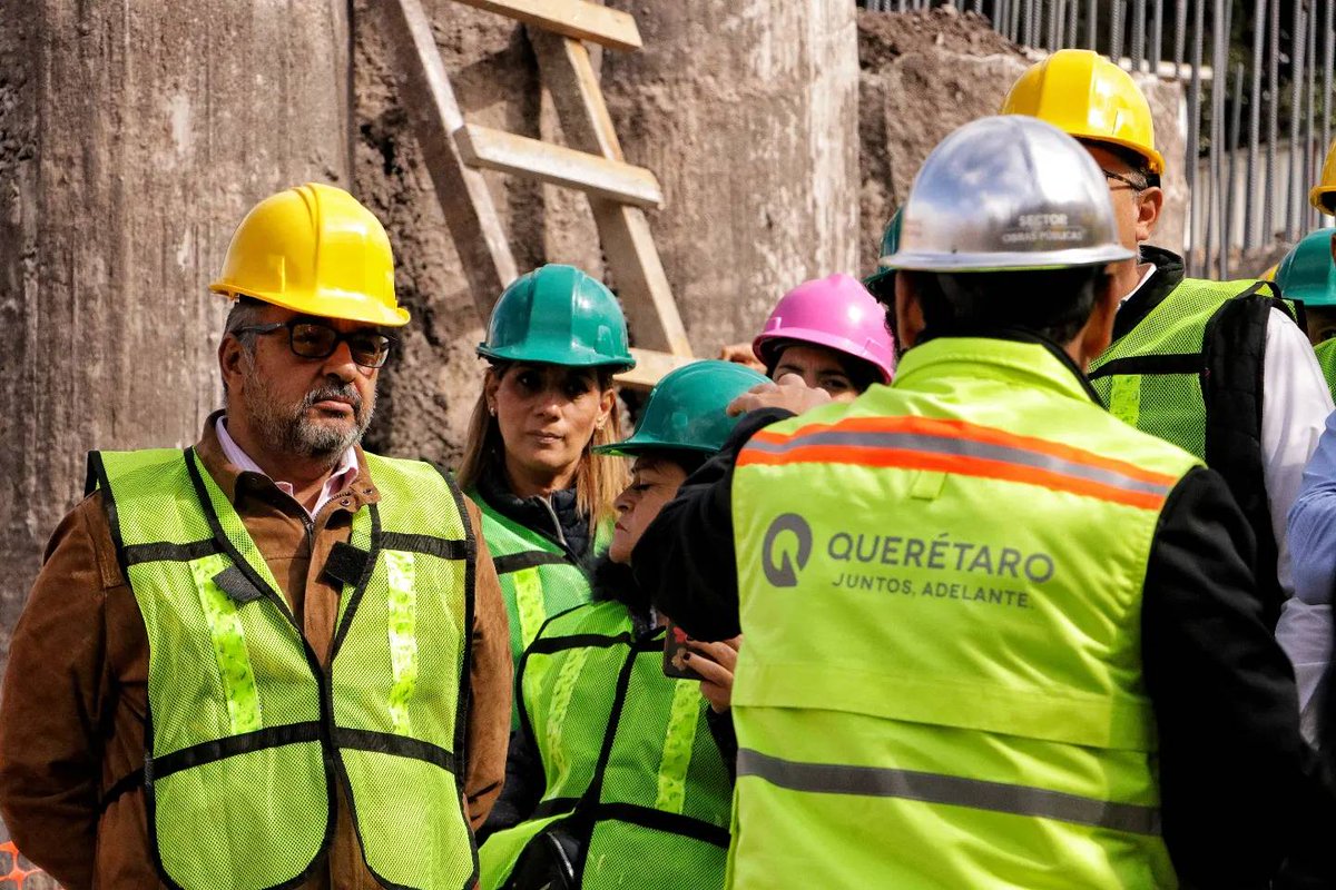 amiqro_oficial's tweet photo. El presidente de #AMIQRO, José Luis Cámara, recorrió los trabajos de la primera etapa del proyecto Paseo 5 de Febrero, la cual contempla la creación del primer cárcamo de rebombeo, así como 8.9 kilómetros de drenaje pluvial y sanitario. https://t.co/eUUHZXUrGk