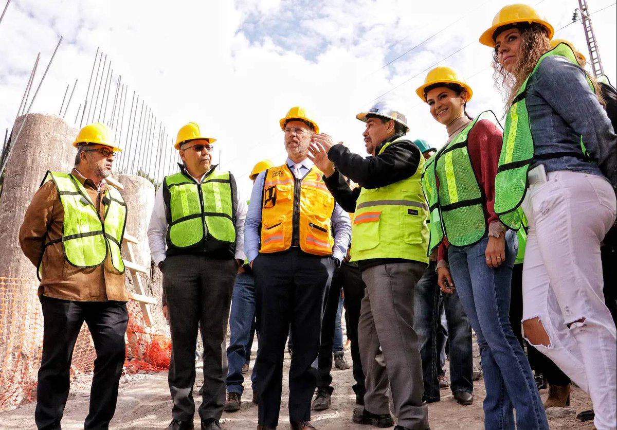 amiqro_oficial's tweet photo. El presidente de #AMIQRO, José Luis Cámara, recorrió los trabajos de la primera etapa del proyecto Paseo 5 de Febrero, la cual contempla la creación del primer cárcamo de rebombeo, así como 8.9 kilómetros de drenaje pluvial y sanitario. https://t.co/eUUHZXUrGk