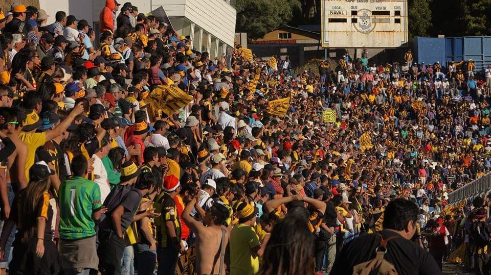 LaChangaa's tweet photo. Cuando se jugaba con el alma. Campeones en estadio el Morro, falso ascenso 2013! @Fernandezvial 💛🖤 https://t.co/PjzccjyrHz