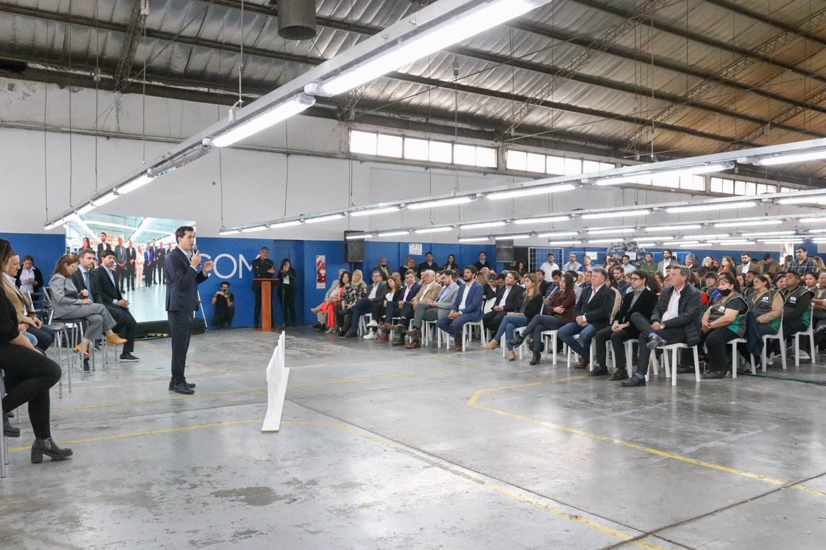 wadodecorrido's tweet photo. Más empleo para las y los riojanos. Hoy con los gobernadores @quintelaricardo y @rauljalil_ok inauguramos la nueva fábrica de TextilCom, empresa líder en la confección de indumentaria infantil. Un impulso al sector industrial que generará 300 nuevos puestos de trabajo. https://t.co/BVUMV0MLZn