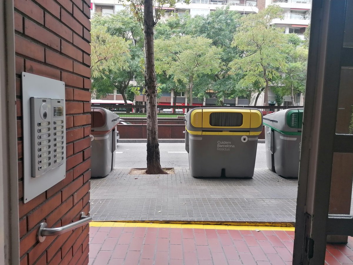 CatchyName1's tweet photo. Però quina ment pensant ha tingut la gran idea de posar els #contenidor tot just al sortir d'una porteria o darrera d'una cafeteria que té taules fora? @BCN_LesCorts @bcn_ajuntament #lescorts Podeu posar-los on abans que no molestaven ningú?Gràcies  #Barcelona #Reciclaje #aixíno https://t.co/kjH2977igp
