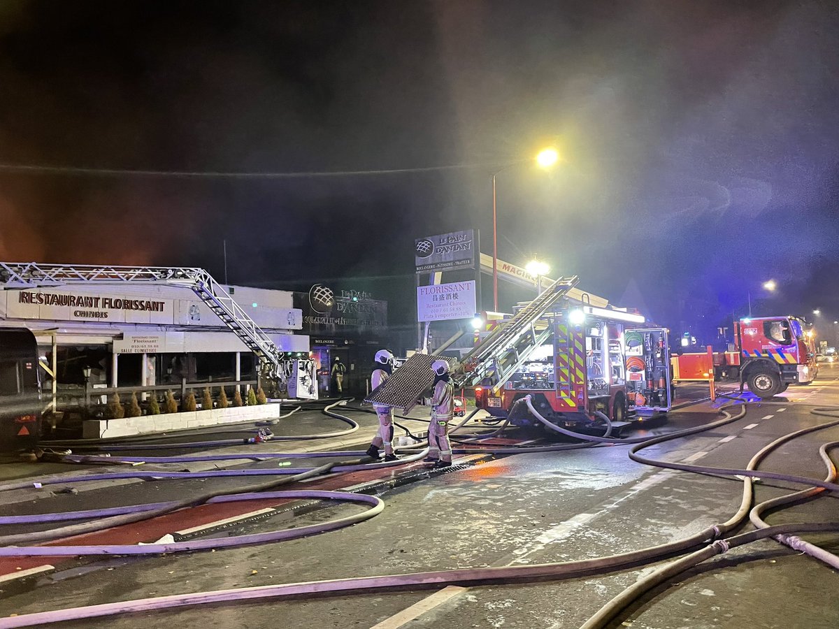 gillesmahieu's tweet photo. Feu sous contrôle maintenant. Des équipes vont devoir travailler / surveiller encore toute la nuit. Merci au pompiers de la @ZoneDeSecoursBW et aux services sur place : police, amu, personnel #olln #incendie https://t.co/MzL9D2qCSS