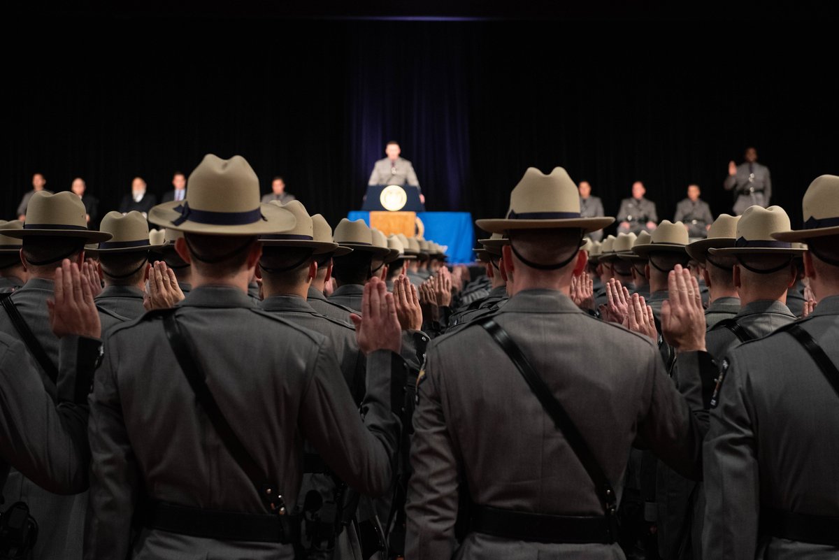 nyspolice's tweet photo. 218 new Troopers took their oath today during graduation ceremonies for the 211th Session of the NYS Police Basic School. Welcome to the State Police family, we appreciate your commitment to public service. Stay safe! https://t.co/j0pzRhhKy9