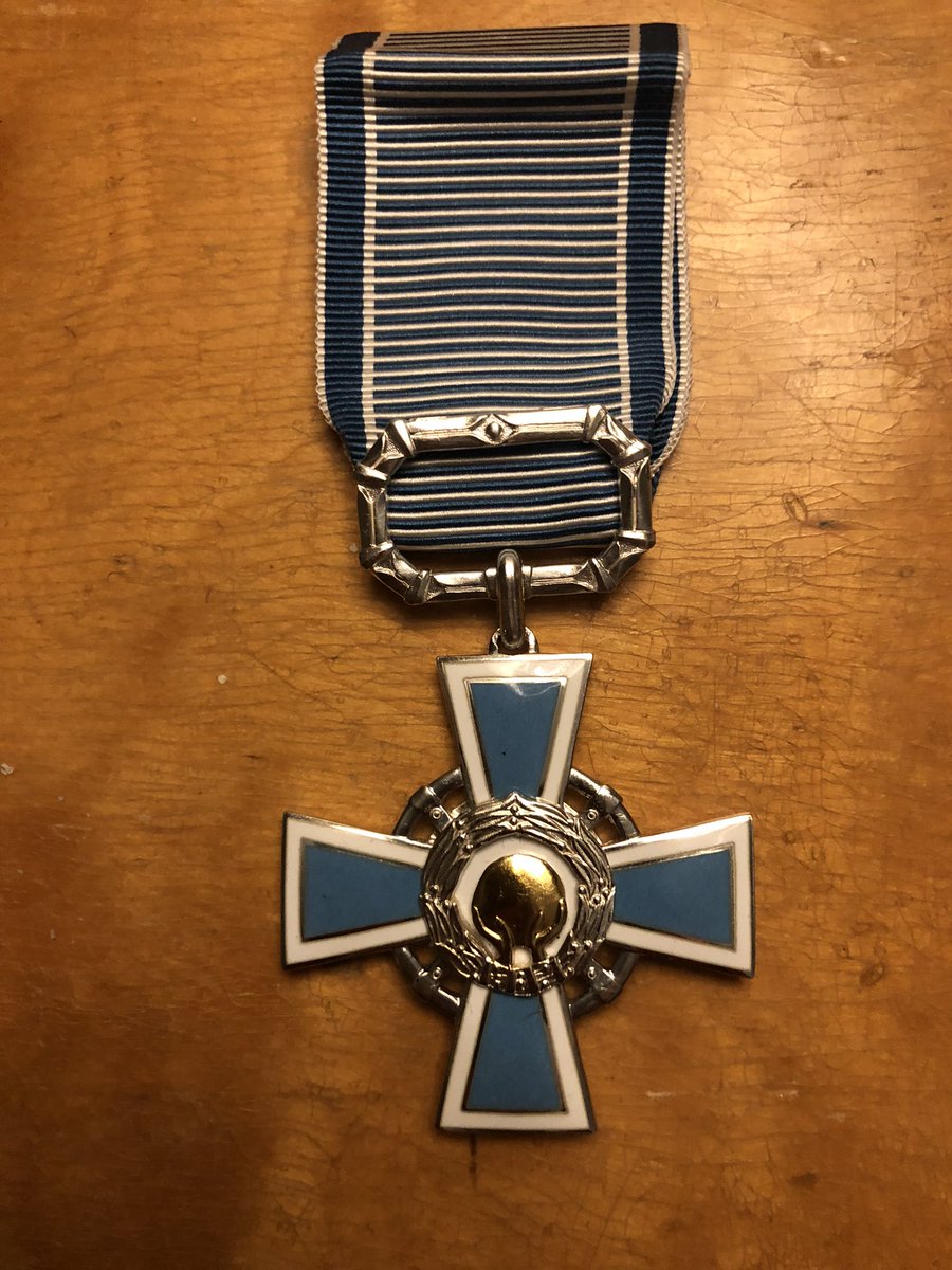 KauppiH's tweet photo. Kiitollisena vastaanottamastani Suomen liikuntaurheilun ja kulttuurin Ansiorististä😊#TPS100#TPSjuniorijääkiekko#OKM https://t.co/kdGLXxdOJL