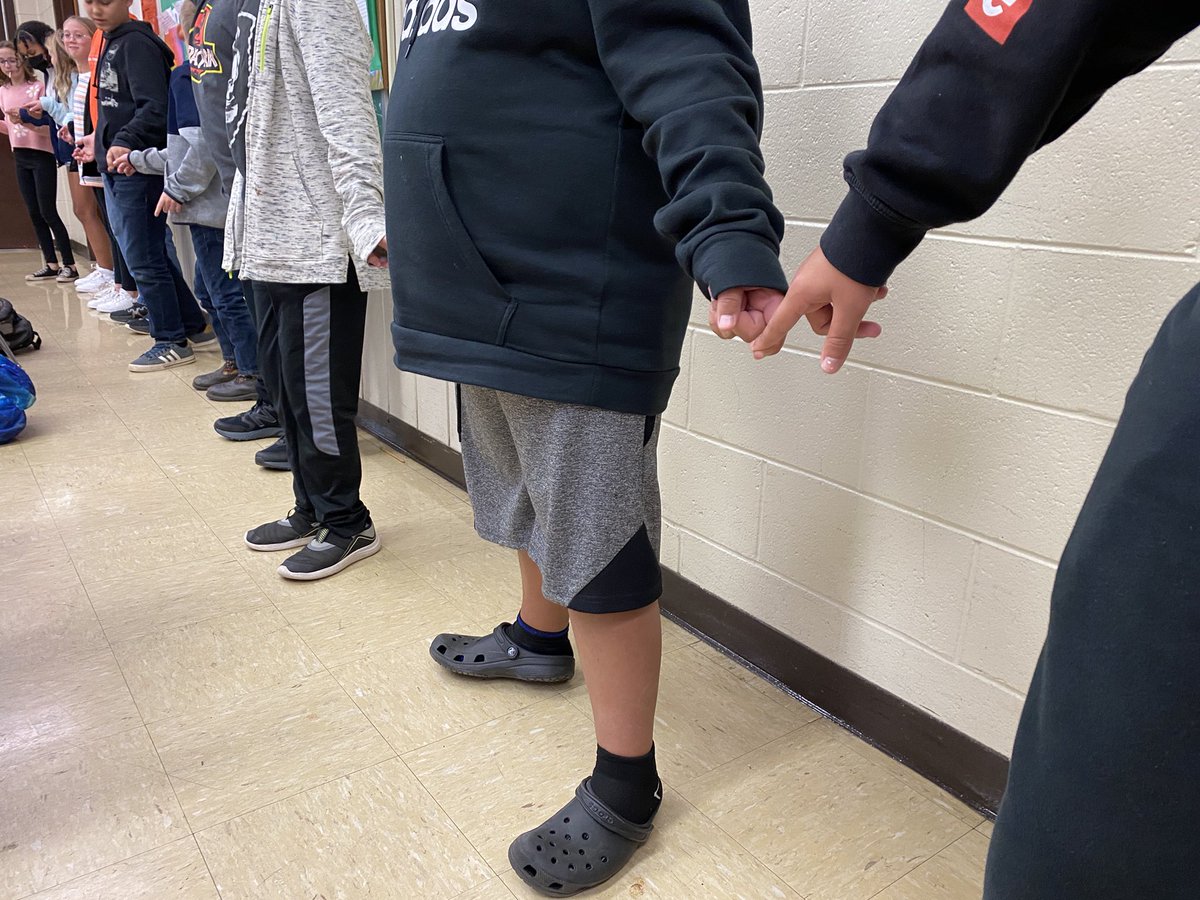 JerryHullTeach's tweet photo. @TaylorMSTigers sixth grade science students had a “shocking” lesson about electrons today when we found out we can use friction to borrow electrons from a surface and send it through a line of people touching fingers! @FCPS1Science #chemistry #scienceisallaroundus https://t.co/Xs8j8HShfM