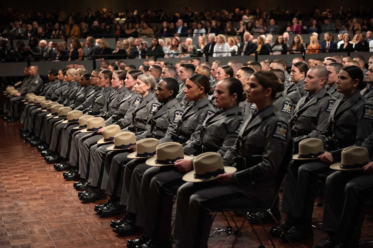 nyspolice's tweet photo. 218 new Troopers took their oath today during graduation ceremonies for the 211th Session of the NYS Police Basic School. Welcome to the State Police family, we appreciate your commitment to public service. Stay safe! https://t.co/j0pzRhhKy9