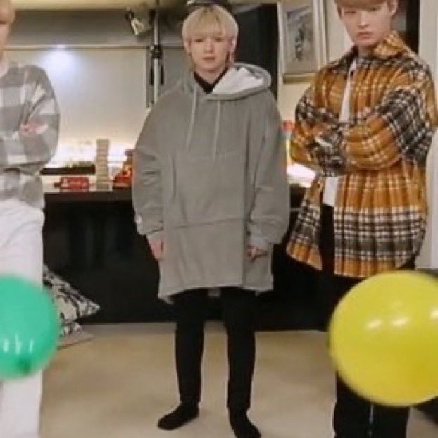happyyellowjedi's tweet photo. 🧍🏼🧍🏾♀️
#BlacktinySelcaDay #AtinyBlackoutDay #blackoutatiny #atinyblackout #YEOSANG #여상 #ATEEZ #에이티즈 @ATEEZofficial https://t.co/eCXuly6cK6
