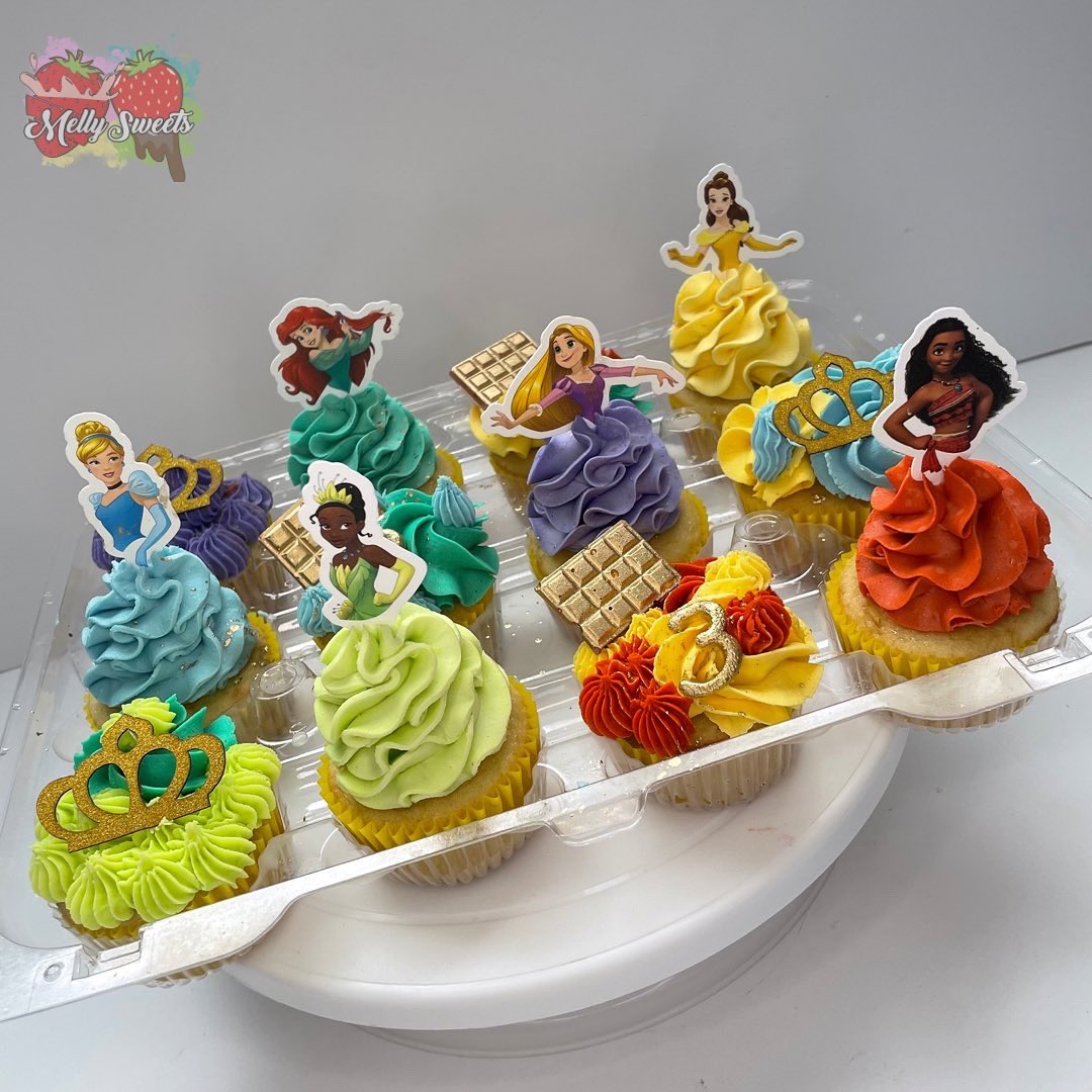 melly4sweets's tweet photo. Princess Themed Birthday 👸🏽🏰👑

#MellySweets #birthdaygirl  #disneyprincess #birthdaycake #vanillacake #vanillacupcakes #blackownedbusiness #daytonohbakers #smallbusinessowner https://t.co/3szLlrpggn