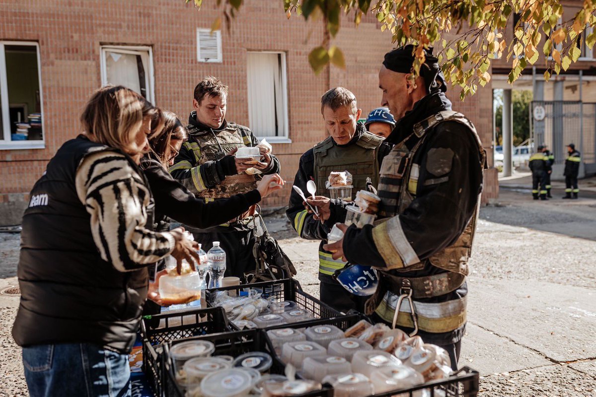 The number of Ukrainians without power, heat, or water is continuing to rise as energy infrastructure is targeted. This week, a missile hit a thermal power plant in Dnipro causing major damage—4 people were injured. WCK quickly arrived with nourishing meals. #ChefsForUkraine
