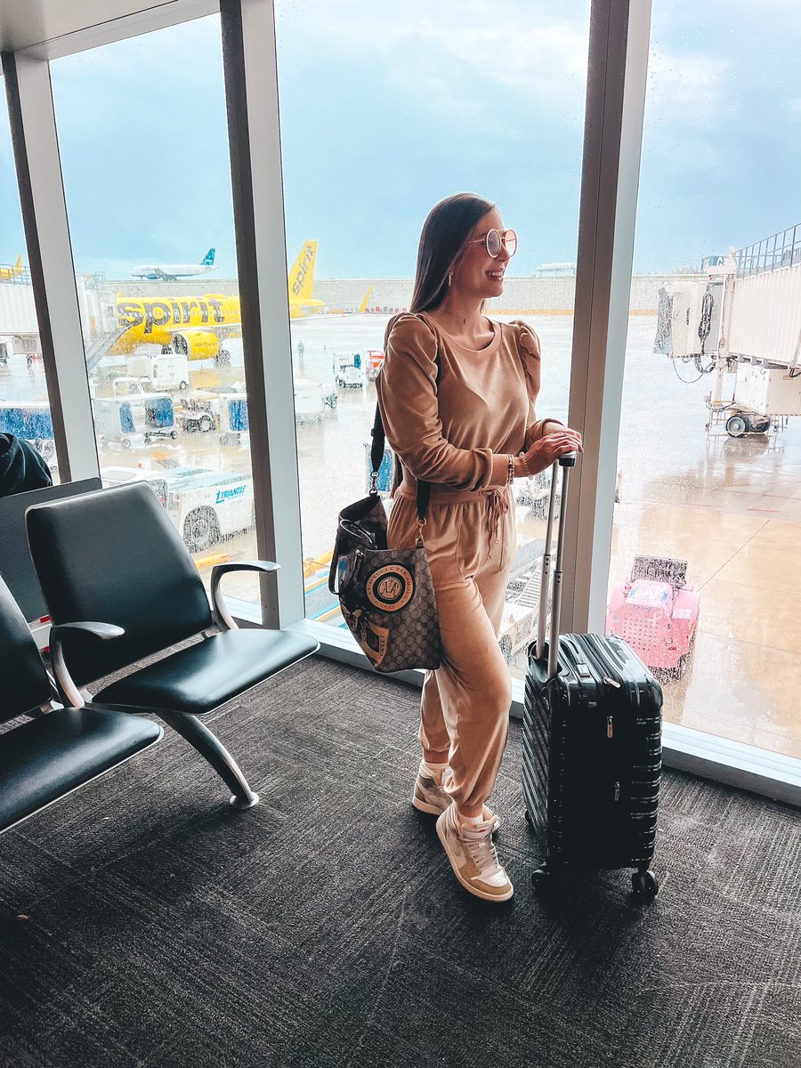 AlexaOlavarria's tweet photo. @spiritairlines offers daily, nonstop routes from Fort
Lauderdale to Manchester, New Hampshire ✈️
@flymanchester @VisitNH 🍃🍂🍁

#LasAventurasDeAlexa with the Fam 👨‍👩‍👦 

#MoreGo #spiritairlines #visitnh #livefreenh #manchester #NewHampshire #fortlauderdale #travel https://t.co/6mz8o7VYVe