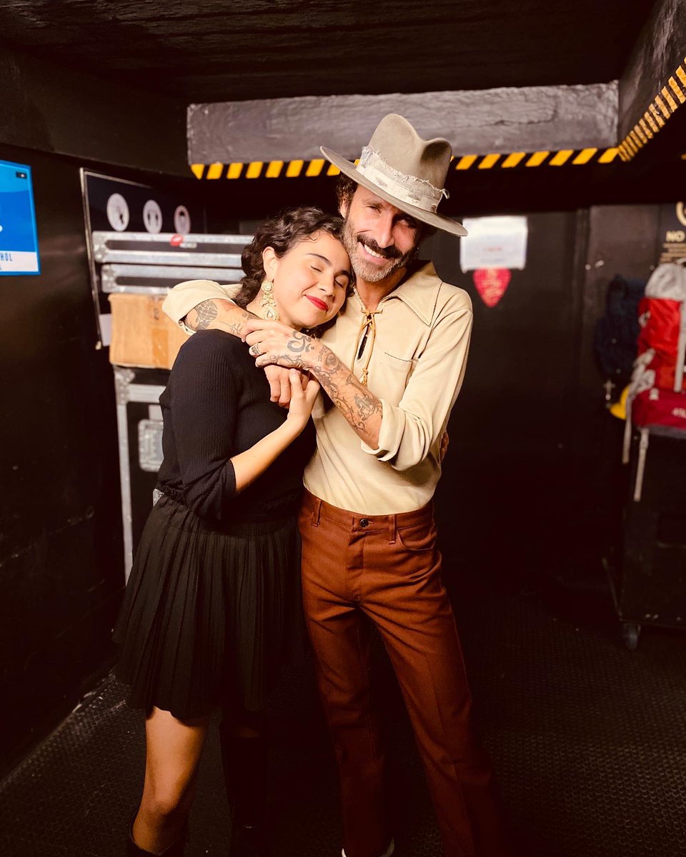 Leiva_Oficial's tweet photo. Mirando con fascinación desde el backstage el show de mis panas @loveoflesbian en Metropólitan. 
Muy conmovedor para los amigos ser testigo de su bonito éxito en #México. 
No se me ocurre mejor plan que compartir canciones en familia lejos de casa.

📸 2 y 4 @ZeusLopezz https://t.co/r4ybmUTH4C