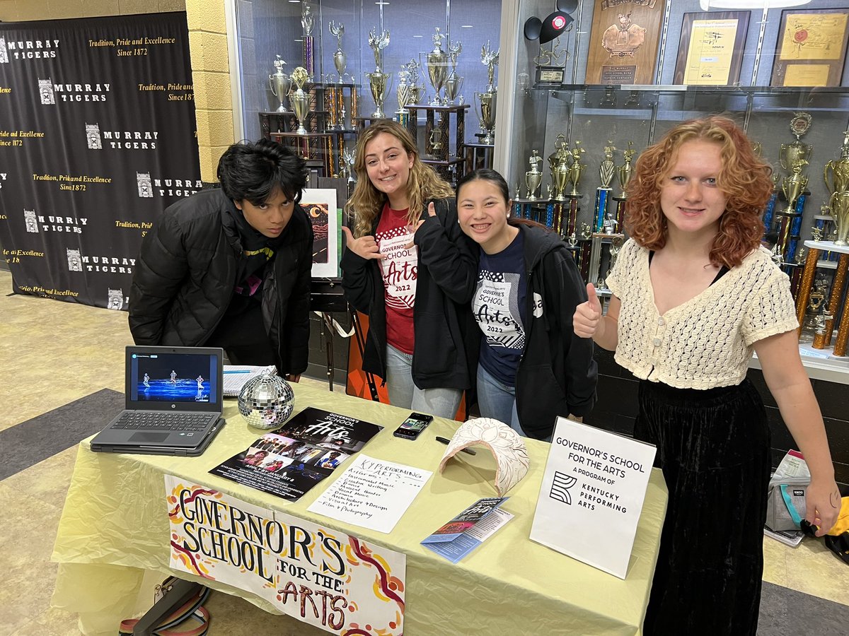 TonyJarvis_MHS's tweet photo. GSWhat?  We had a Governor’s School/Scholar and Commonwealth Honors info event today.  Our alums handled table to introduce the programs to fellow students.  Tiger students showing future opportunities, can’t like it more!  👊🏻 #MurraySchools https://t.co/zl8dXzJb81