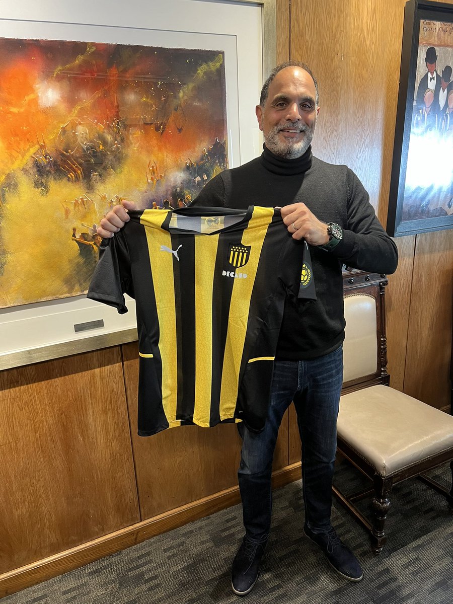 VictorManuelBR's tweet photo. Pablo Tchekmedyian representará a Peñarol en Automovilismo en la categoría Superescarabajos. Un nuevo deporte que sumamos al Club Atlético. Bienvenido 🇦🇲💛🖤 https://t.co/xQYDfZKixw