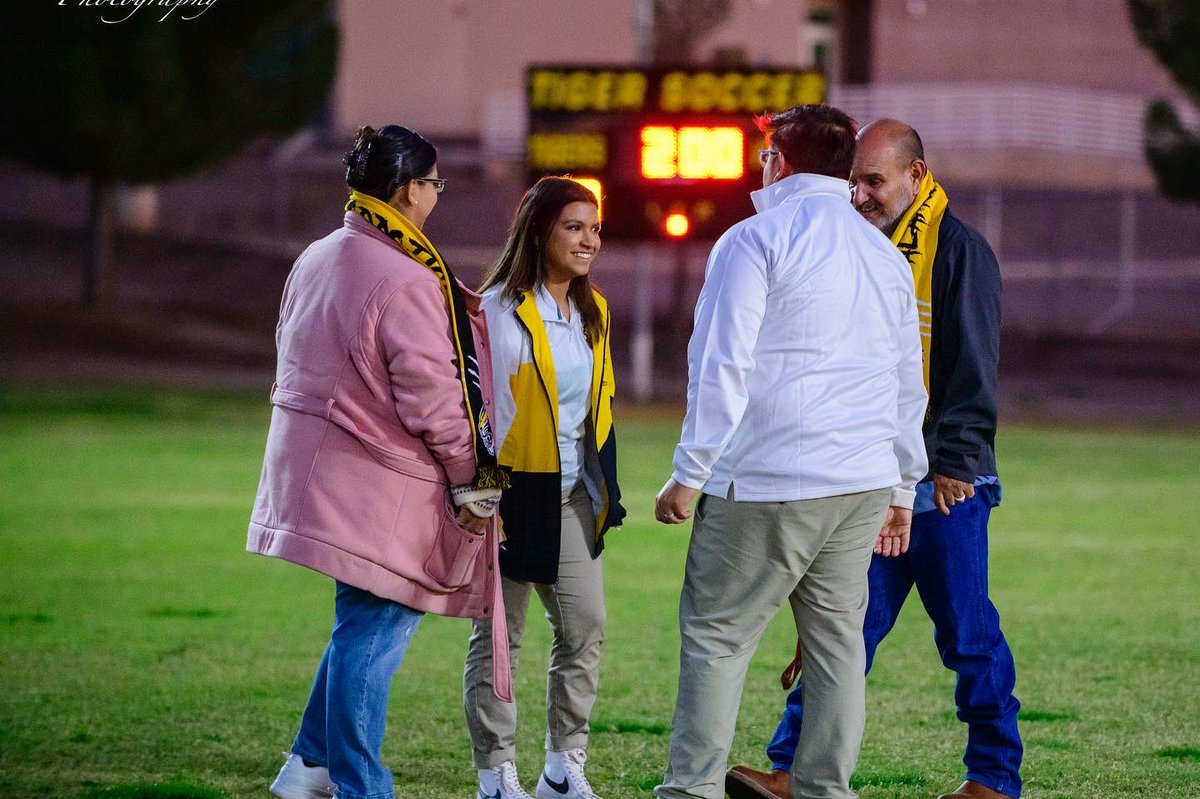 Alamogordo_AT's tweet photo. Senior Night was a great Night!! And we can’t thank you enough for everything you two young ladies have done for THEGoldStandard!! #ForeverDFU 📸 credit @trbeattiephotography https://t.co/F0HedG54YY