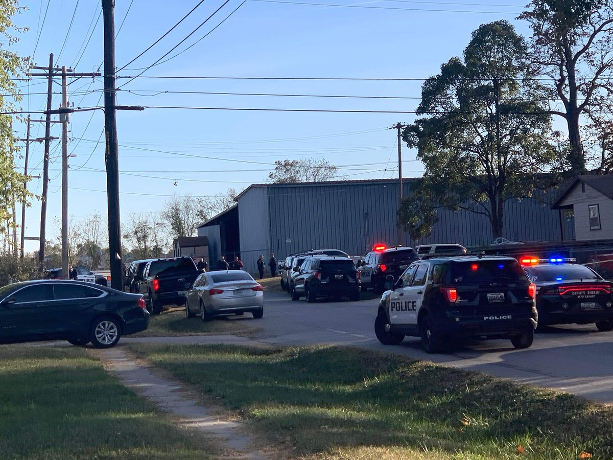 baileystrohlTV's tweet photo. BREAKING: A house on Florida Street in Springfield is taped off after an officer involved shooting late this afternoon. Police say the incident happened as officers were searching for a suspect wanted on felony warrants.
@aeddynews sending this photo from the scene. https://t.co/x7mT7kNYuq