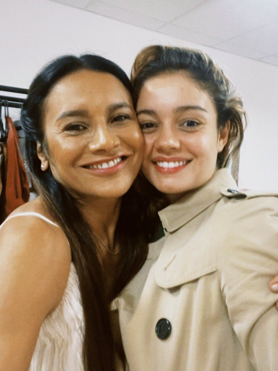 DiraPaes's tweet photo. Lembrança desse encontro que aconteceu no dia da gravação do casamento da Filó, só pra celebrar e desejar todo sucesso do mundo à querida Sophie Charlotte, que estreia hoje com #TodasAsFlores. Mil vivas a todo elenco e produção! https://t.co/7OiaemEZHX