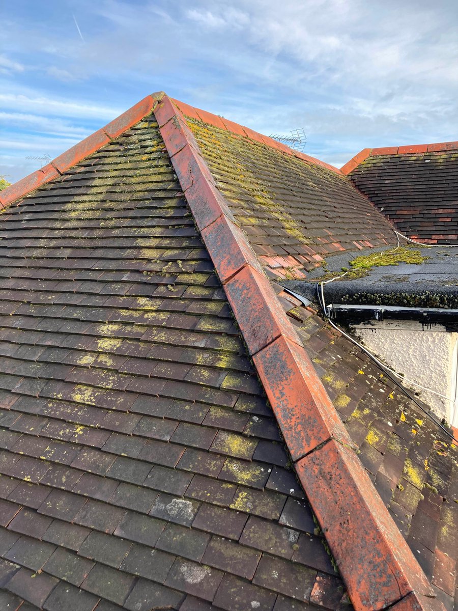 Woodley coming along nicely 😊🔨 complete new re-roof with loft insulated and loft stilts and boards installed. Tiles going on not long to go now. 👍🏻🏠