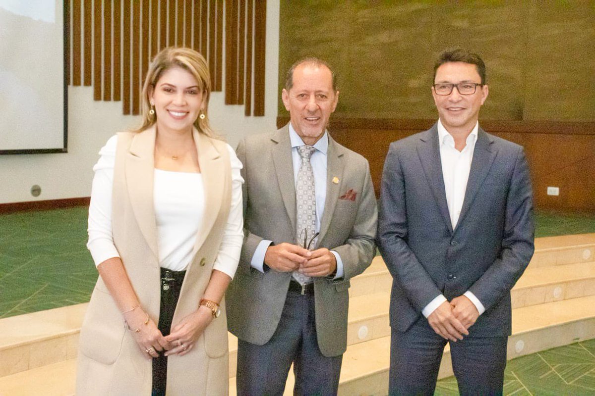 Junto al Gob.<a href="/carlosecaicedo/">Carlos Caicedo</a> expusimos ante congresistas el proyecto de la PTAP #ElCurval, solución definitiva al desabastecimiento de agua. Nos acompañó la Repr.<a href="/ingridaguirre11/">Ingrid Aguirre</a> y parte de la bancada del Mag, a quienes se suman congresistas de Cundinamarca, Antioquia y Valle.