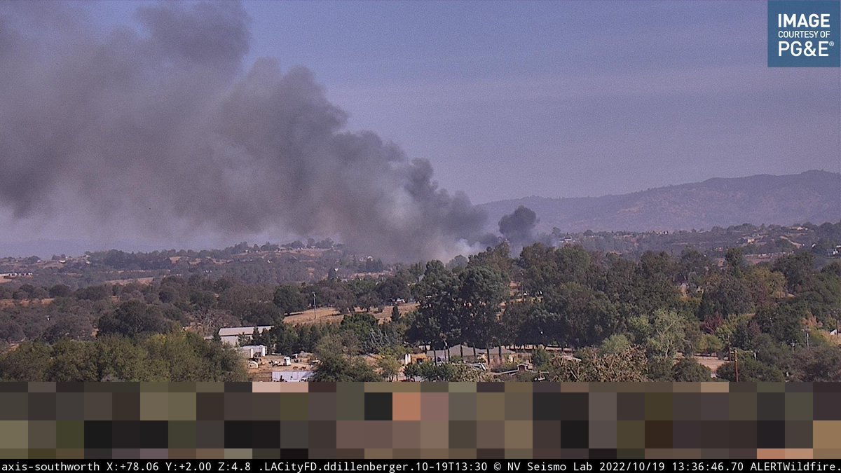 CAFireScanner's tweet photo. #MeadowFire near #ValleySprings, Calaveras Co: AA440 reporting 4-5 acres of grass &amp; oak woodland w/ 1 structure involved, other structures immediately threatened - requested 2 addl tankers &amp; another copter. 3100blk Crestview Dr. https://t.co/1Rq9GCi2DS https://t.co/N66gGbBodp