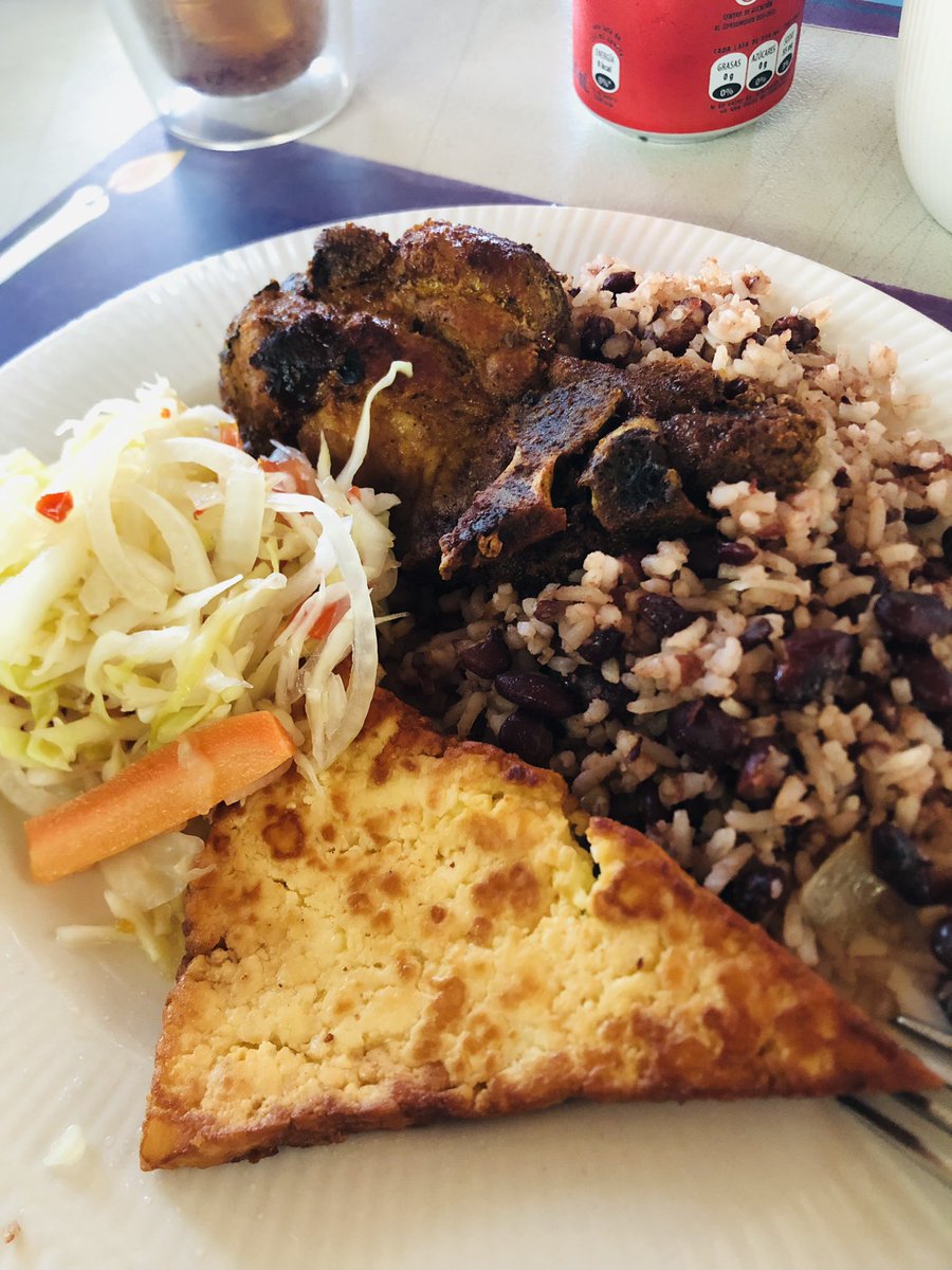 MonicaCC18's tweet photo. Parece de fonda , pero no. Es el almuerzo en Casa Chen gracias a Karla. 
Gallo pinto, puerco, ensalada y queso frito. 🤤 https://t.co/GgEj2b6kXv