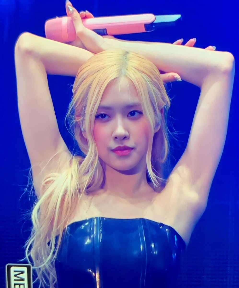 rshourly's tweet photo. #로제 #ROSÉ https://t.co/ZGO0xZciEX