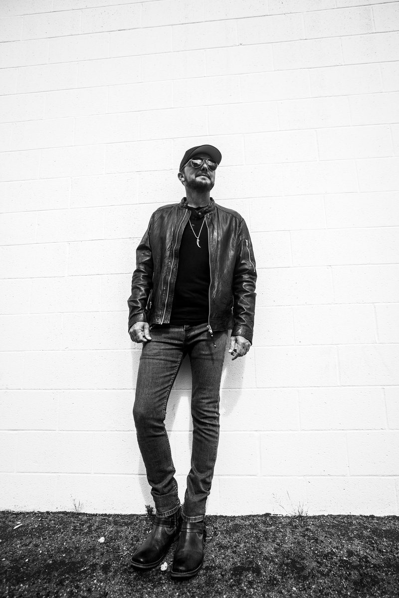 Don’t have plans for Saturday night?! 
well now you do 💯

Scott’s going solo &amp; playing at the Green Street Lounge in Henderson, KY 🎶🔥 Come by, say hi, and listen to some music! #nashvillains #greenstreetloung #countryrock #southernrock #livemusic