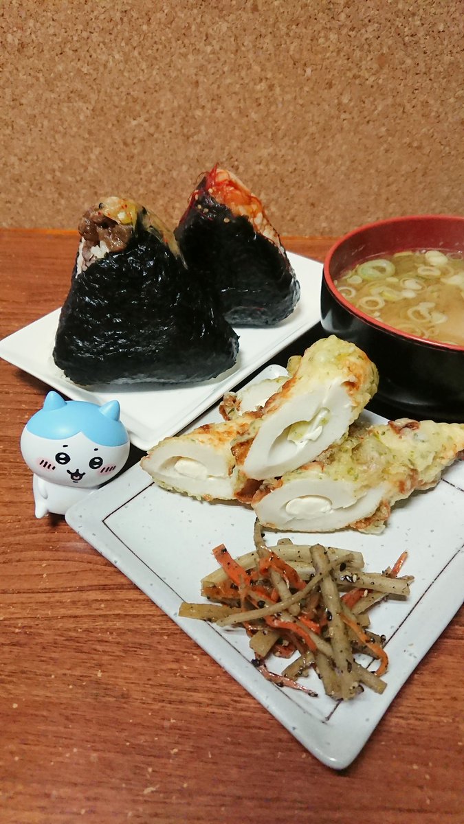 sp_ts_mk's tweet photo. どんぐりでゲットした変わり種おにぎり🍙✨

牛すじ🐮
エビチリレッド🦐

牛すじは結構おにぎりに合う！
そしてレッドだけあってエビチリそこそこ辛め😂
でも美味しい😋✨
惣菜のカマンベールチクワも良き良き🧀

#onigiriaction
#ちいかわ https://t.co/vORifQ046H