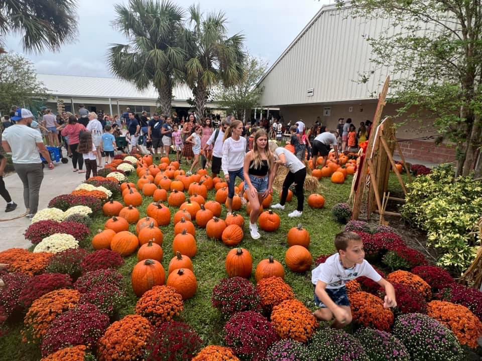 VMEPatriots's tweet photo. Tons of fun at Fall Fest last night! Thanks for joining us and special shout out to our fabulous PTO for organizing! @VMEPatriots @collierschools https://t.co/KuHn4zqvol