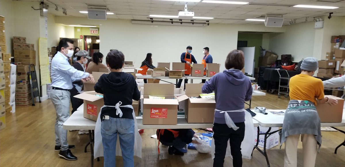 YWCAQueens's tweet photo. On Saturday one of our sponsors, New Bank joined our Love Sharing Box event, volunteered, & gave a generous donation!
Thank you so much New Bank 🧡
#lovesharing #volunteer #HAH https://t.co/kBPM5CyKRo