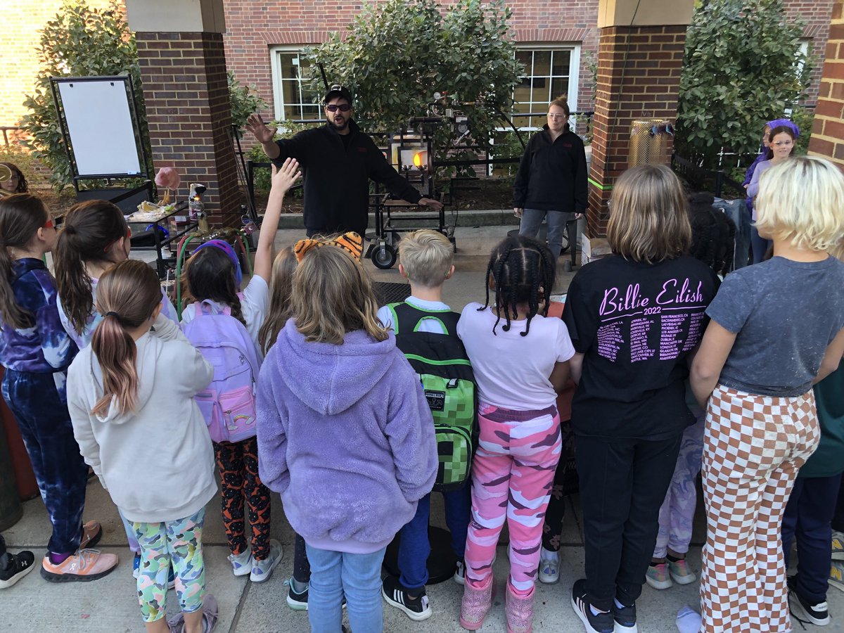 carringtonfox's tweet photo. On the eve of ⁦@Artclectic⁩ , artist Grant Garmezy ⁦@GGarmezy⁩ of Garmezy Glass introduces ⁦@USN_PDS⁩ 3rd graders to the art of blowing glass and IT IS AWESOME! https://t.co/ExO25Rfau0