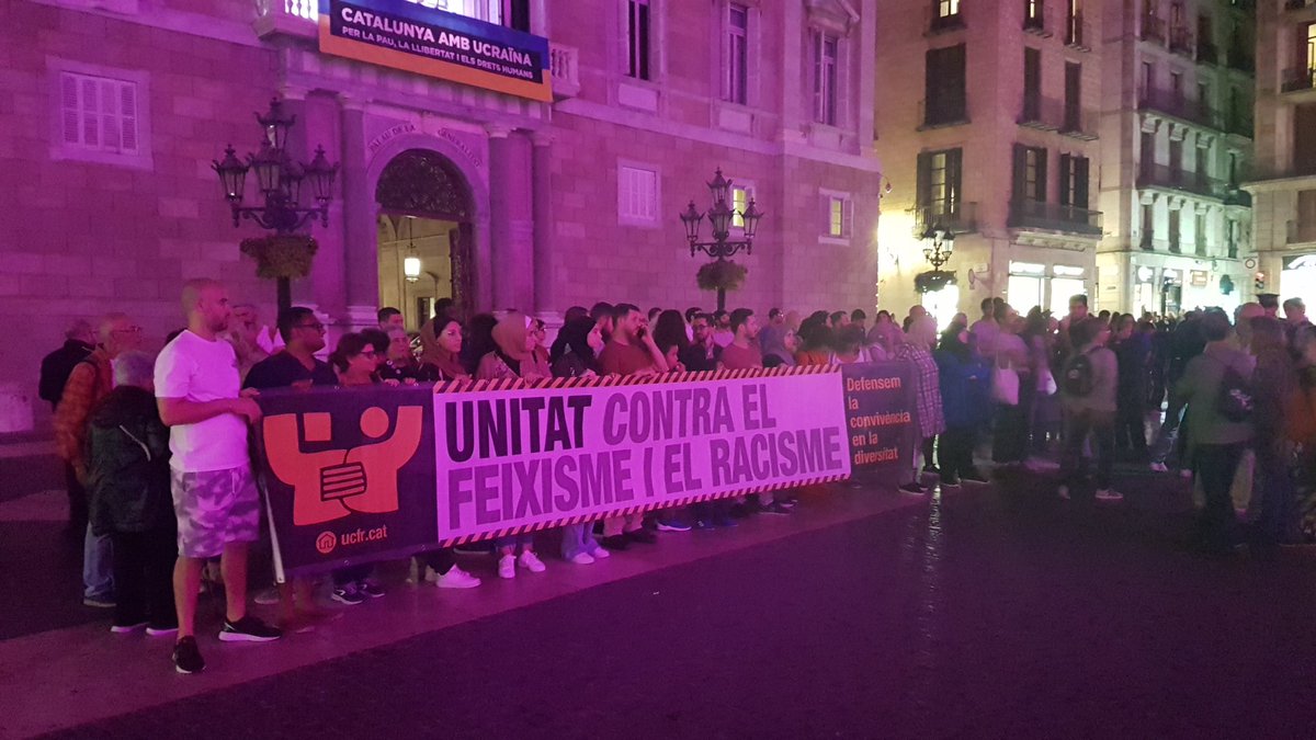 UCFRcat's tweet photo. Concentració de solidaritat a Barcelona amb el Mohamed Said Badaoui i l'Amarouch Azbir, contra la seva detenció i amenaça d'expulsió del país on viuen fa dècades.
La llei d'estrangeria nega els drets humans.
#StopIslamofòbia https://t.co/JAx2c7Zzlk