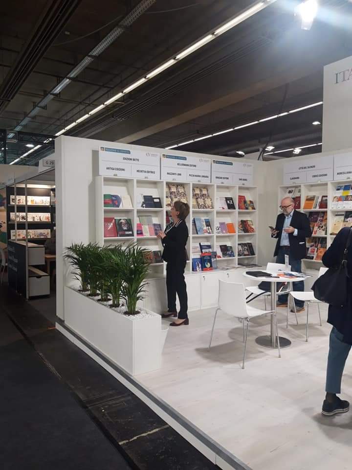 DIOMANDEYAYA7's tweet photo. Salon du Livre de Francfort (Allemagne, 19-23 octobre), la version Italienne de mon roman ABOBO MARLEY au rendez-vous au stand de Edizioni Bette.
#Konsaba https://t.co/z6QyB1Kcz4