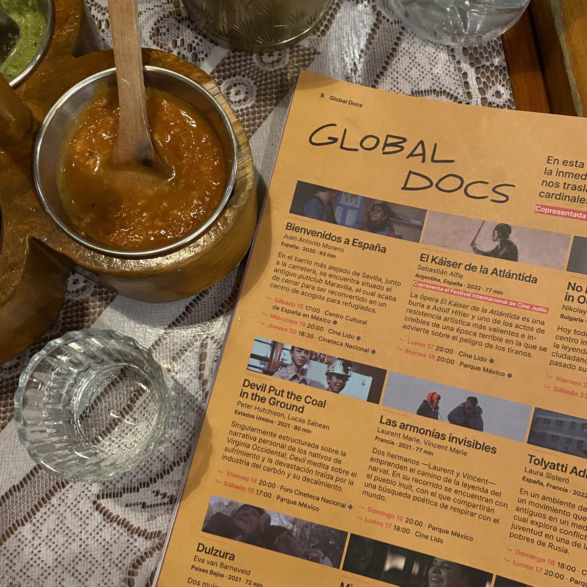 oscarbalmen's tweet image. Tengo el enorme honor de ser jurado en la edición de este año de @DocsMX.

En unos minutos comienza nuestra comida de deliberación para premiar al mejor documental de la categoría #GlobalDocs en #17DocsMX.

¡Larga vida a la no ficción!