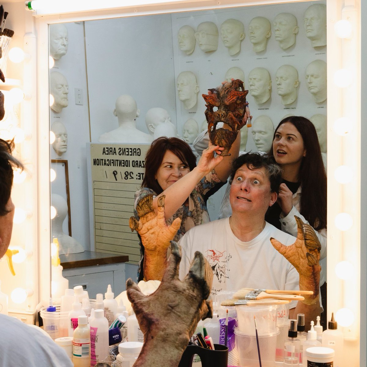 WetaWorkshop's tweet image. We've collaborated with @BATS_Theatre on a spooky 👻 raffle to raise funds for our local arts community in Wellington, NZ. 🎃 Richard Taylor will transform winners with a ghostly makeover and their pictures will haunt the theatre: bit.ly/3Ms2rs9