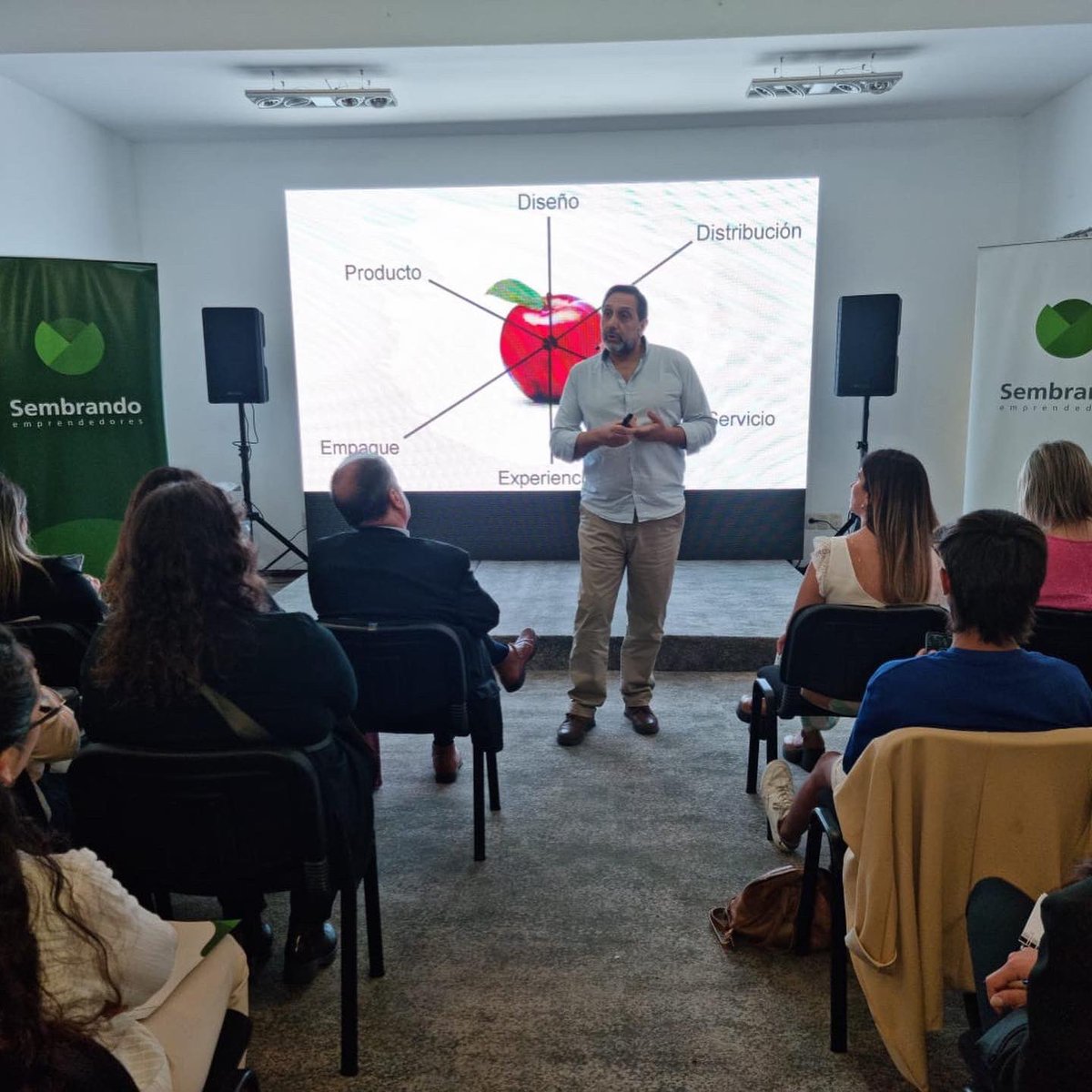 UDE_Oficial's tweet photo. El docente de #UDE Eduardo Ríos estuvo presente en Paysandú en la charla de #SembrandoUY para emprendedores. ¡Gracias a todos los que nos acompañaron! No se pierdan los próximos eventos del #ProgramaSembrando. #TuCarreraTuFuturo #SeguíAvanzando #UniversidadDeLaEmpresa https://t.co/EBTHHsGJXE
