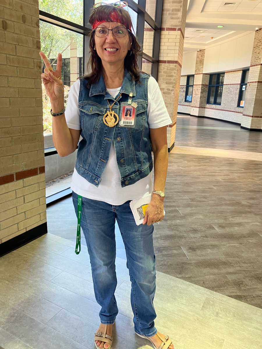 MGMS_Gators's tweet photo. #GatorsTogether During National Bullying Prevention Month, Mrs. Siraj reminds us to stay peaceful. https://t.co/BmpGdHo0Es