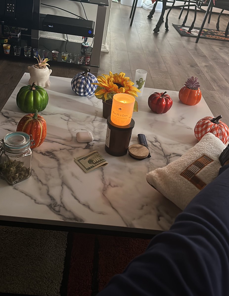 veefromjerzee's tweet photo. My lil table is so cute with its mini decorations 🎃🍁 https://t.co/IymZEUZrBm