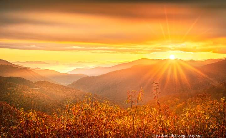 A sunrise To Remember 

Prints available at 👇
jordanhillphotography.com/featured/a-sun…

#mountains #mountainscape #nature #mountainviews #photo #outdoor #art #travel #maggievalley #cherokee #brysoncity #gatlinburg #homedecor #gatlinburgtennessee #pigeonforge #BuyIntoArt #foryou #northcarolina