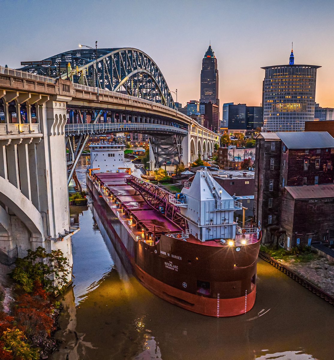 How these guys Maneuver these 600ft+ behemoths down the twisted Cuyahoga is mind blowing - no matter how many times I watch. @InterlakeSSCo #cleveland