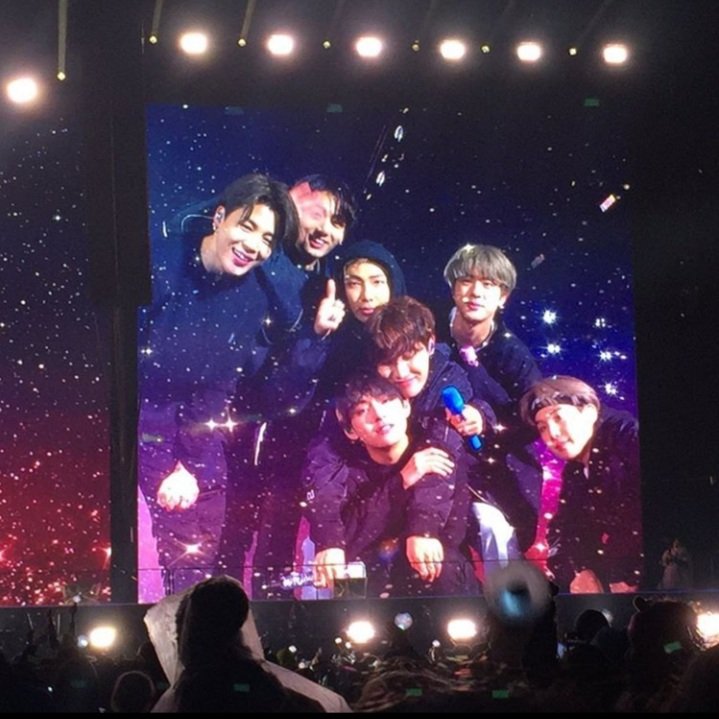 Sndobangtan's tweet photo. Até a última army bomb apagar...💜 https://t.co/RdXPF8AKiD