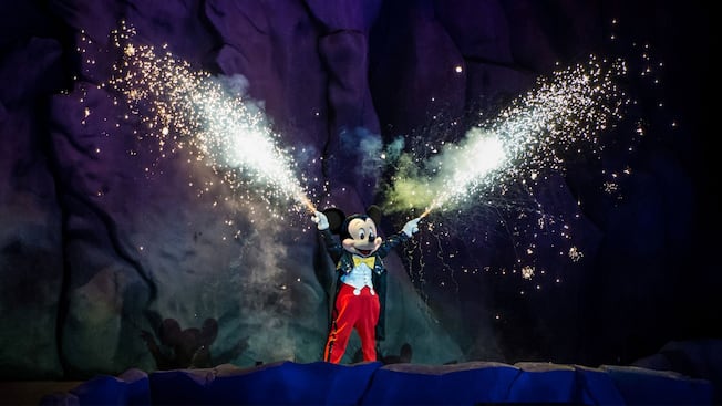ingridcotto's tweet photo. #Fantasmic will return to @WaltDisneyWorld on November 3rd! Congratulations to the Cast working along Mickey and other #Disney Characters to bring the nightime spectacular to Disney's Hollywood Studios! https://t.co/YxbrkX4kYA