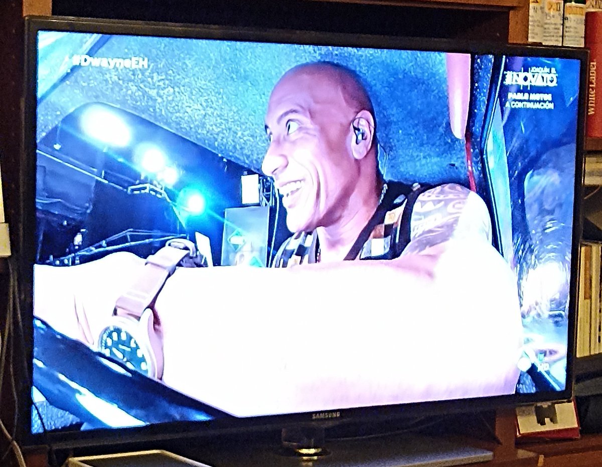 Ode_Larrad's tweet photo. #DwayneEH en el coche más pequeño del mundo 🌎 https://t.co/L3M4Ucm4Ve