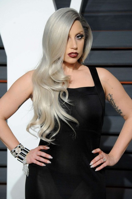 GagaHM_'s tweet image. This look is really giving The Fame Monster and Born this way. Really wish we could've got the orginal LG5 #Oscars2015