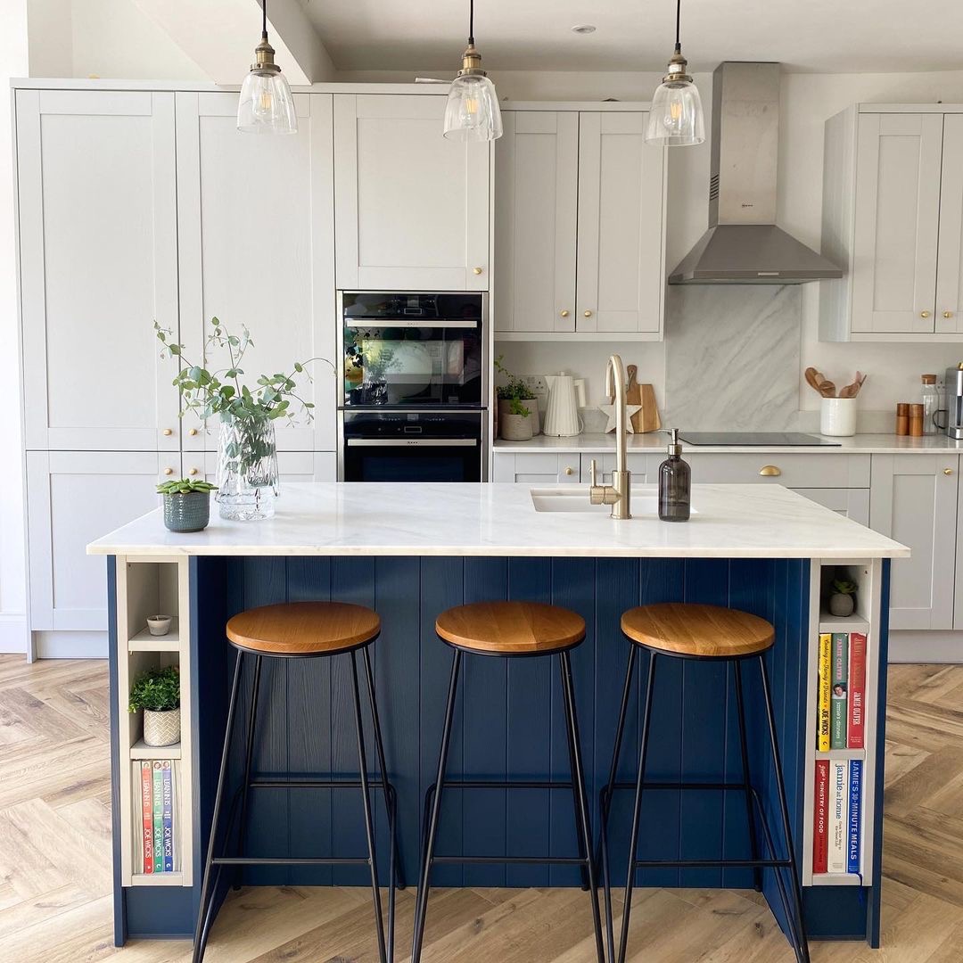 The Shaker 5 Piece doors give this kitchen a traditional charm, while the choice of bold color for the island creates a chic finish. Creating a stark contrast are the Light grey units and the Crystal White countertops. #wrenkitchens #wrenovation #kitchendesign #kitcheninspo