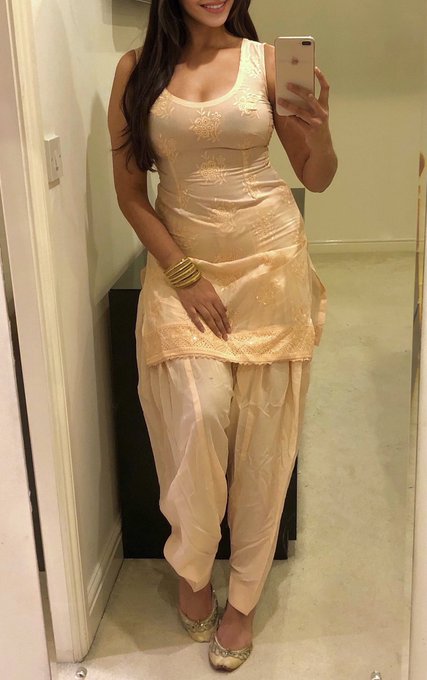 Some girls are just good at being bad...🫦 British Punjabi Indian https://t.co/HnmYYYJzXI